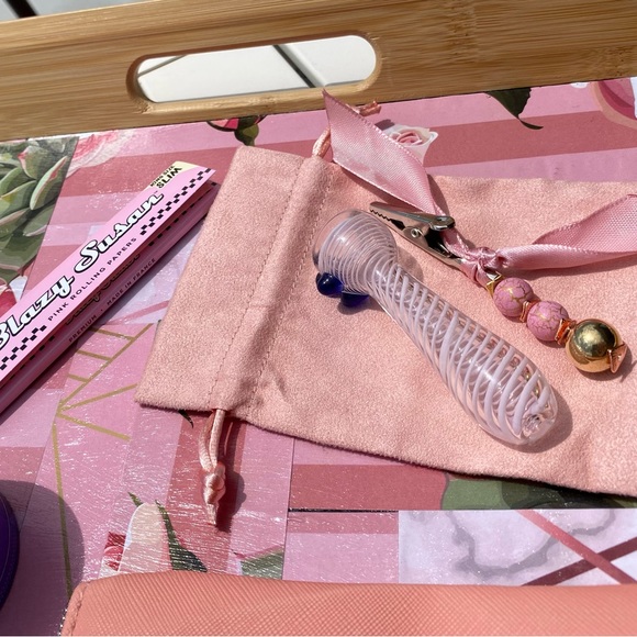 When A Woman Smokes Travel Kit 💨 - Picture 5 of 10